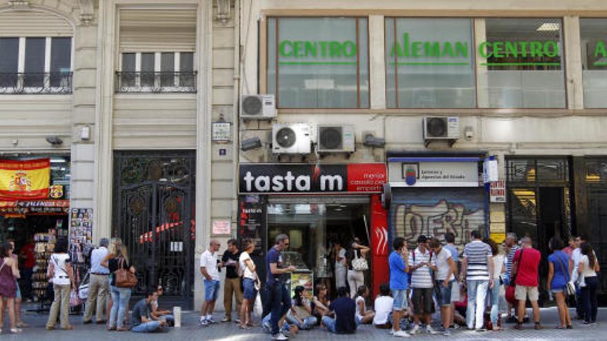 Una larga cola de personas se formó ayer a las puertas del Centro Alemán de Valencia.