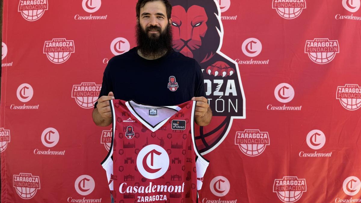 Bojan Dubljevic posa con su nueva camiseta del Casademont Zaragoza.
