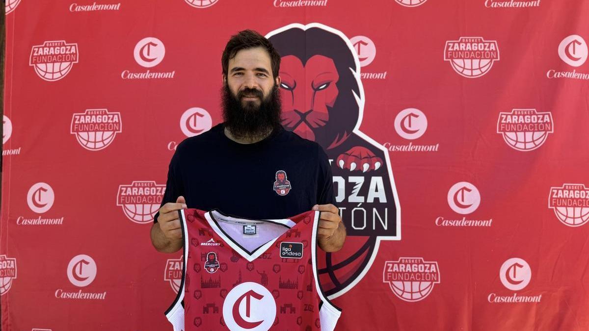 Bojan Dubljevic posa con su nueva camiseta del Casademont Zaragoza.