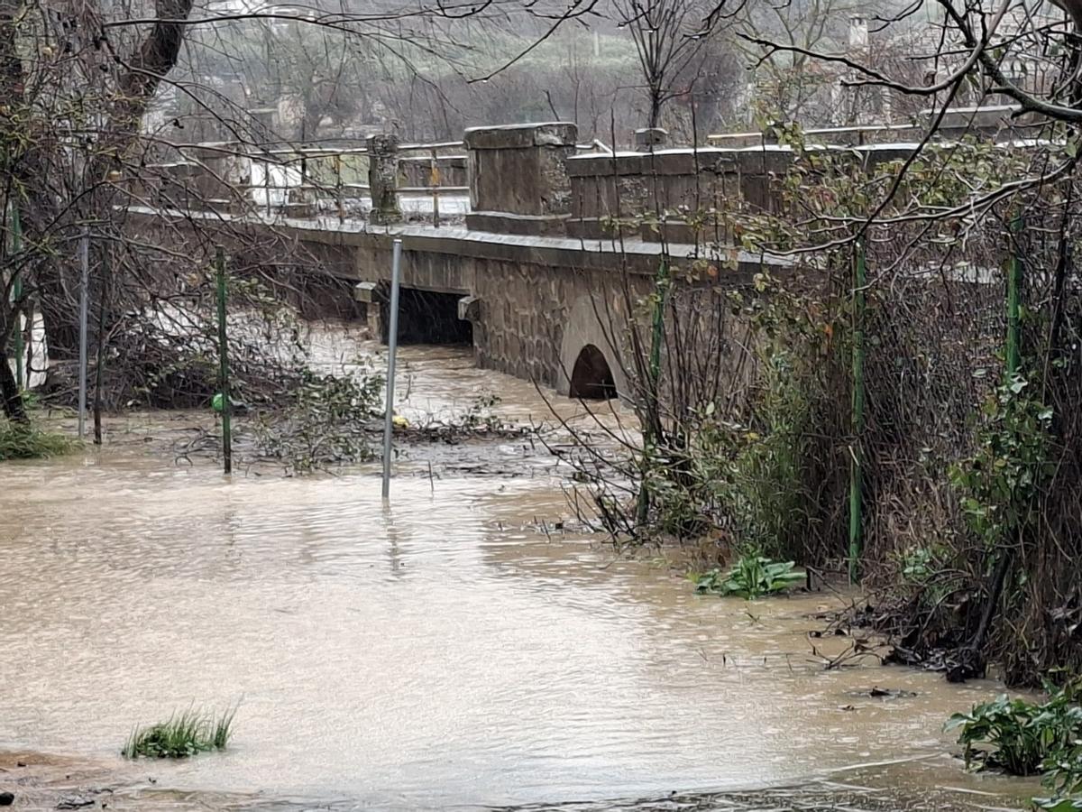 Nivel del agua en el puente del antiguo tramo de la CO-8211, cerca de donde ha tenido que ser rescatado un conductor.
