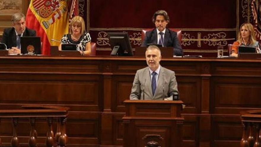 Secuencia del discurso de investidura que leyó Ángel Víctor Torres (PSC-PSOE) en el Parlamento de Canarias .
