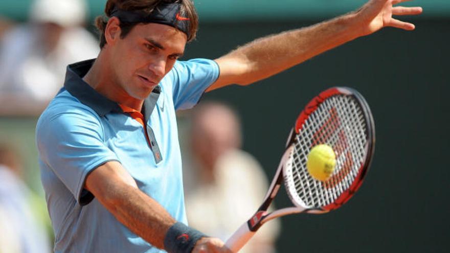 El tenista suizo Roger Federer devuelve la bola al francés Gael Monfils durante su partido de cuartos de final del torneo de tenis Roland Garros jugado hoy miércoles 3 de junio de 2009 en Paris, Francia.