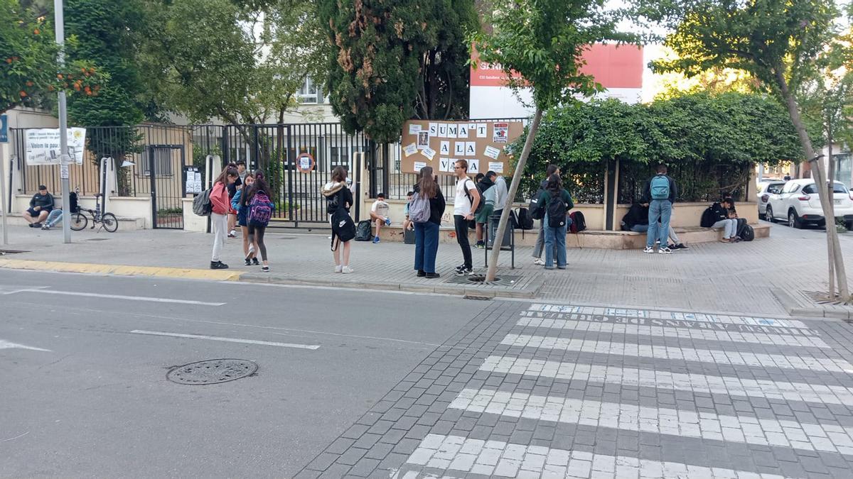 Alumnado del IES María Enríquez de Gandia, a las puertas del centro