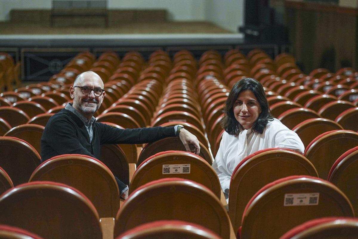 El gerente del Gran Teatro de Córdoba, Carlos Aladro, y la directora del documental, Hortensia Revuelta.