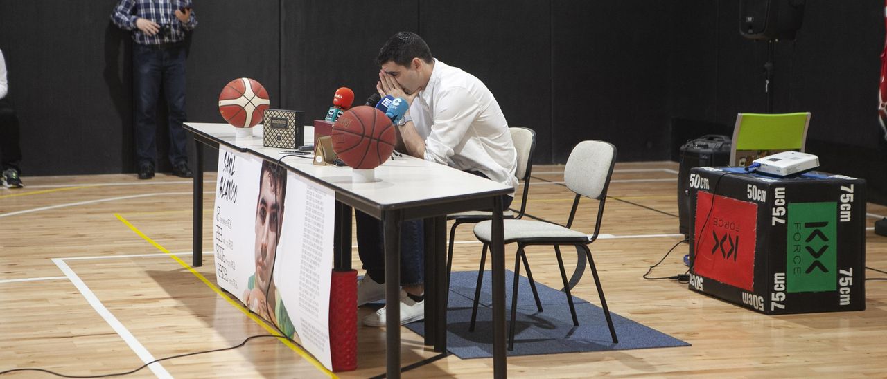 Saúl Blanco durante su despedida del baloncesto