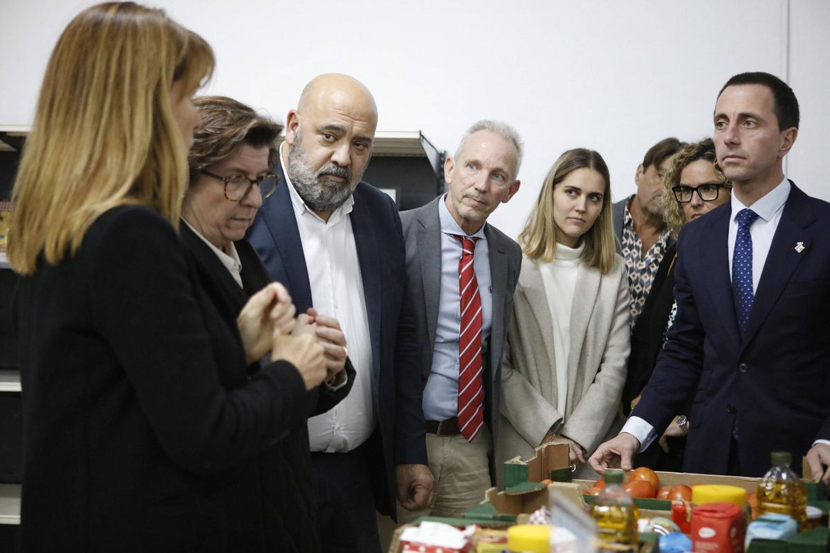 Heimke Mansfeld von Hope erklärt Palmas Bürgermeister Jaime Martinez und Inselrat Llorenç Galmes das Verteilsystem.