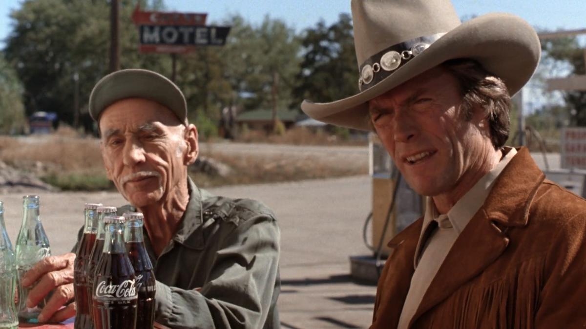 Clint Eastwood y Hank Worden con unas botellas de Coca-Cola en la película dirigida por Eastwood 'Bronco Billy' (1980)