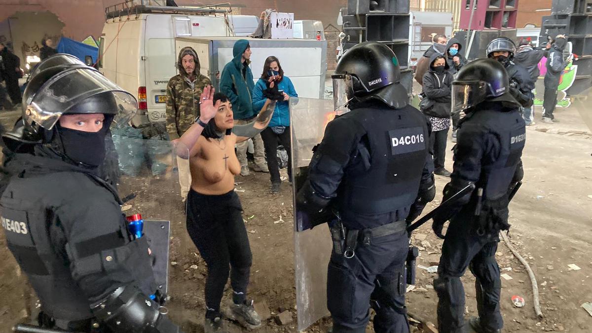 Los Mossos desalojan a los participantes de la rave ilegal de Llinars