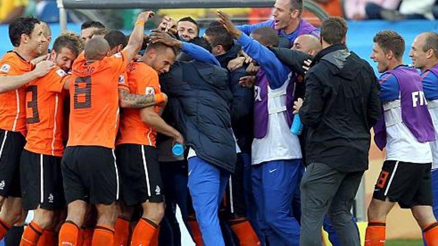 Holanda accede a octavos de final