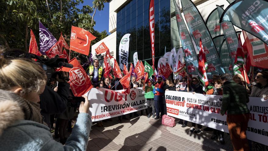 Trabajadores de Unicaja Banco salen a la calle para reclamar mejoras salariales