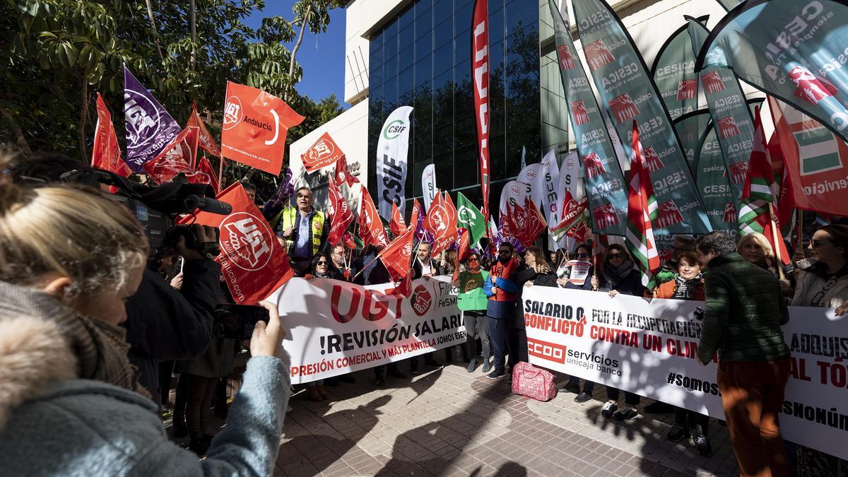 Los sindicatos piden a la dirección «que dé un paso al frente» y revise al alza los salarios de la plantilla