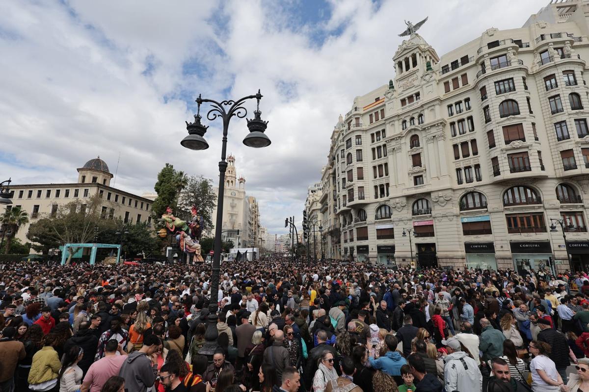 La vista de la mascletà desde la calle Xàtiva.