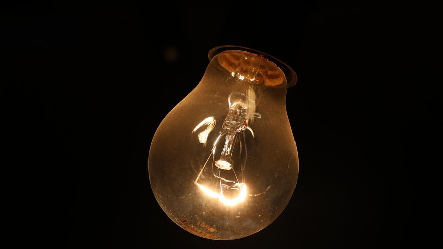 Foto de archivo de una bombilla.