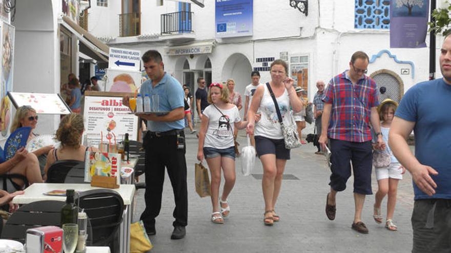 Un grupo de residentes extranjeros pasea por el casco histórico del municipio nerjeño.