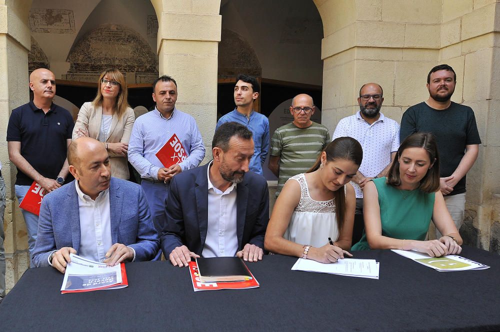 PSOE y Compromís sellan el pacto de gobierno de Elche en el claustro de San José