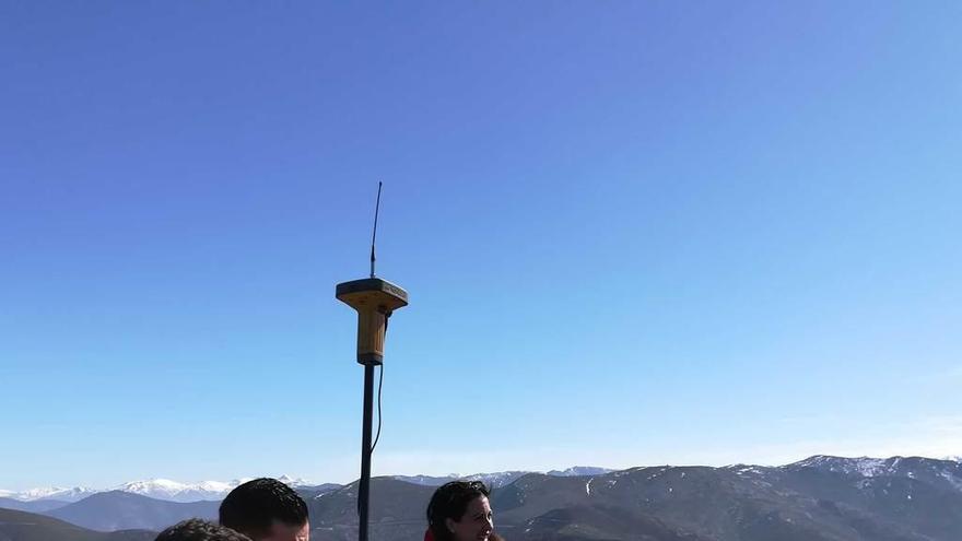 Técnicos del Ayuntamiento de Allande, en el deslinde con Galicia.