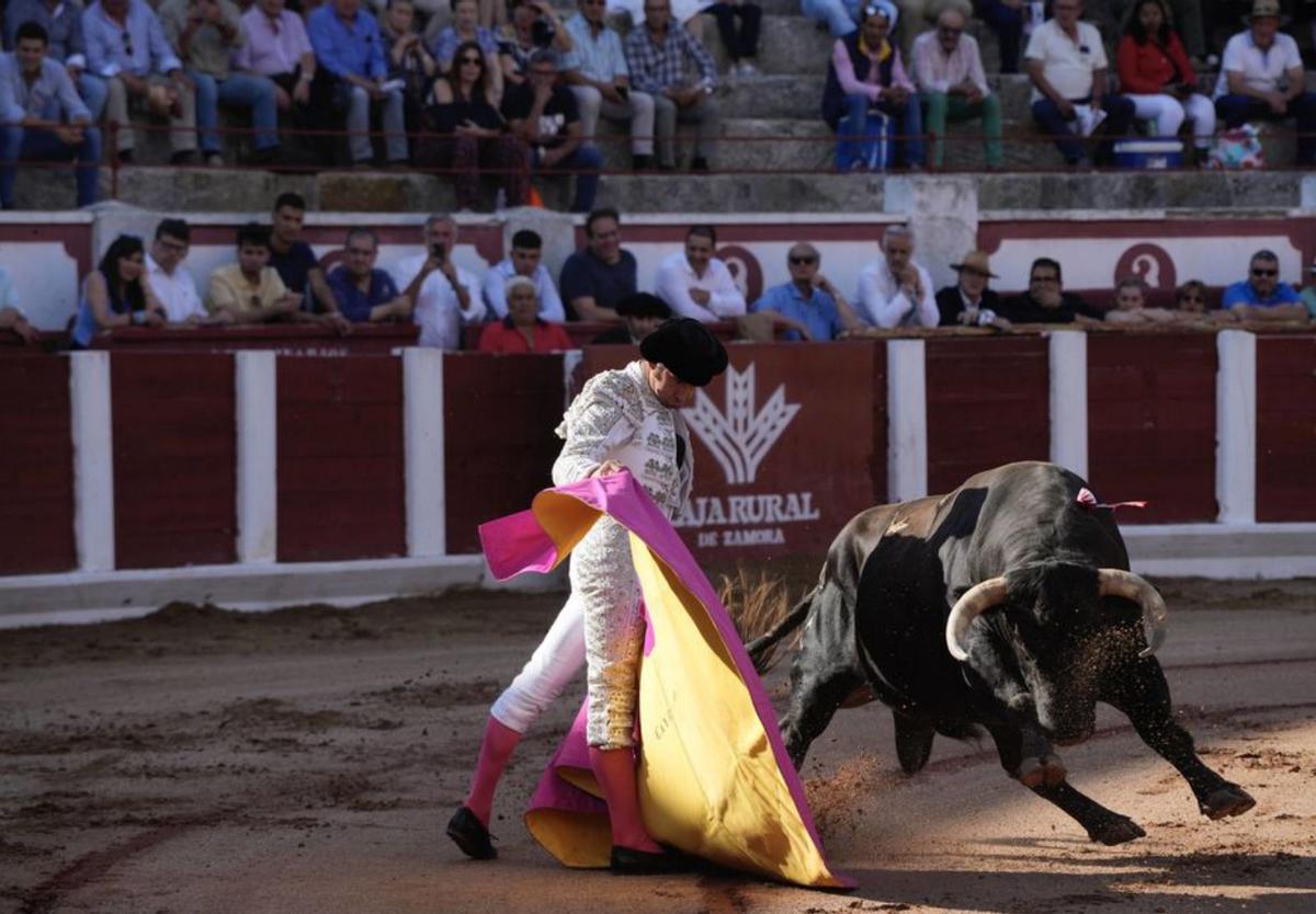 Cayetano recibe a la verónica al primero de su lote. | Jose Luis Fernández