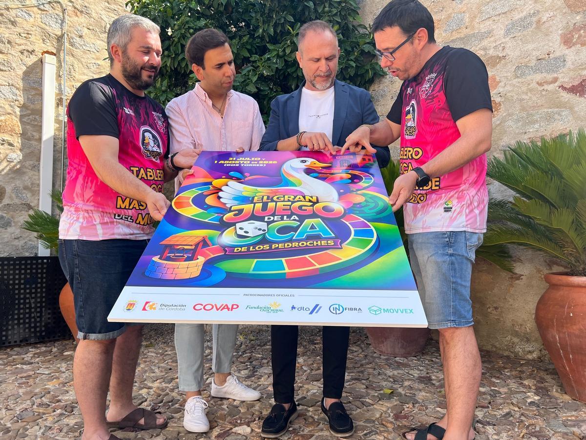 Junto al alcalde, han participado en la presentación presidente de la Asociación Cultural Juego de la Oca, Dionisio Cuenca; Luis Alberto Tena, concejal del Ayuntamiento, y Oscar Blanco, directivo de la asociación.