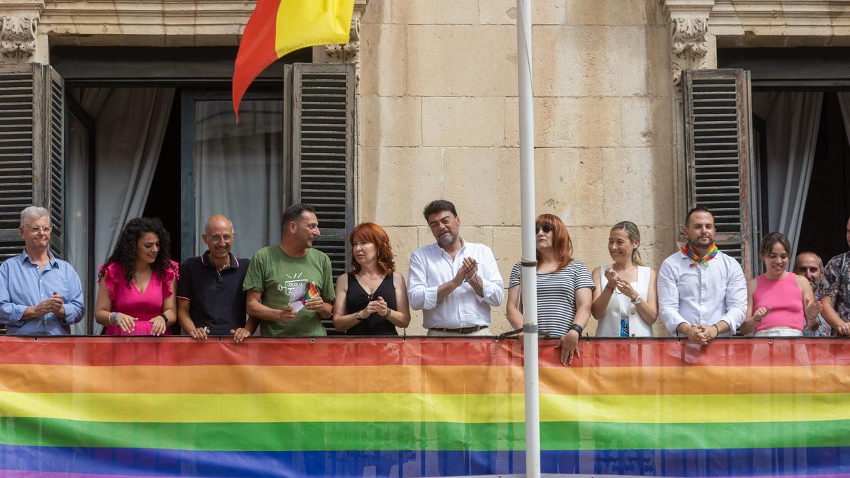 Todos los partidos, salvo Vox, participan en el despliegue de los colores arco iris en el Ayuntamiento de Alicante