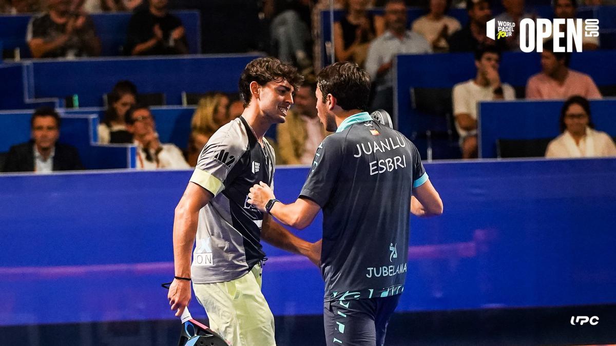 Juanlu Esbri y Edu Alonso, jugadores de la Federación de Pádel de la Comunitat Valenciana, celebran el título de campeones