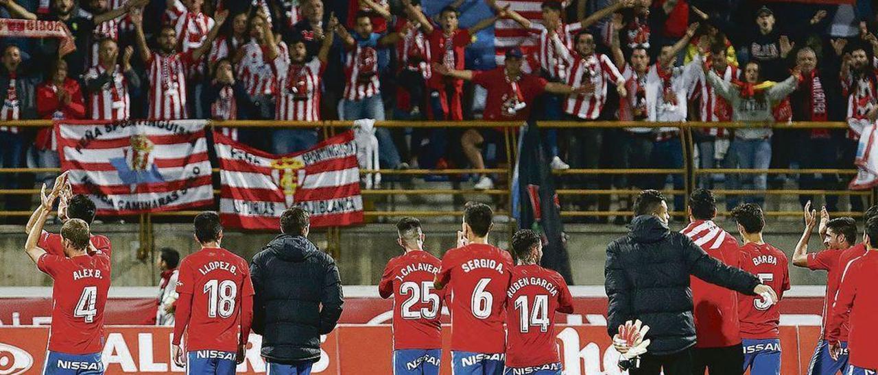 Los jugadores del Sporting celebran junto a la Mareona el triunfo logrado en octubre en León, que fue el último de los rojiblancos a domicilio.