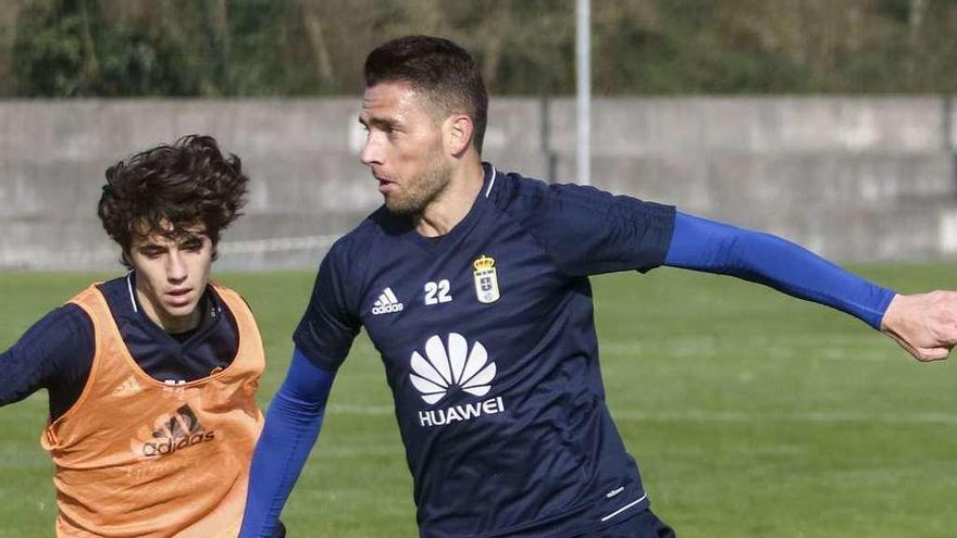 Rocha conduce el balón ante el juvenil Marcelo.