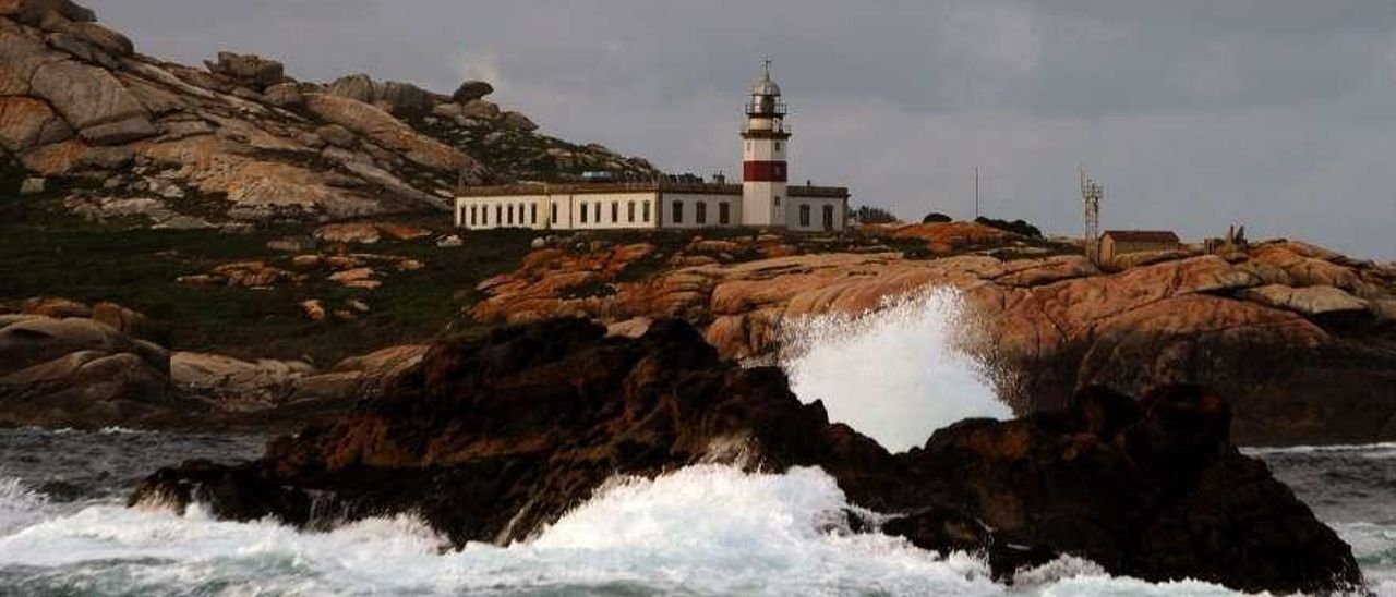 El faro de la isla de Sálvora. // Iñaki Abella