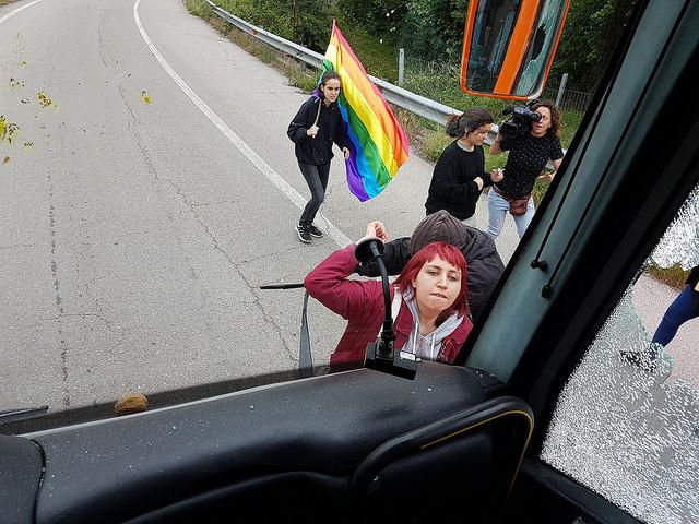 Atacan al autobús de HazteOir en Pola de Lena y lo persiguen hasta Oviedo