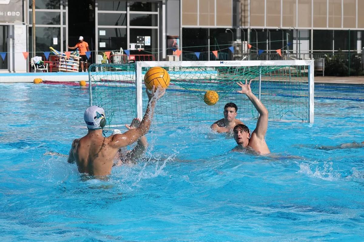 Imagen de un encuentro anterior de un equipo masculino del Waterpolo Málaga.