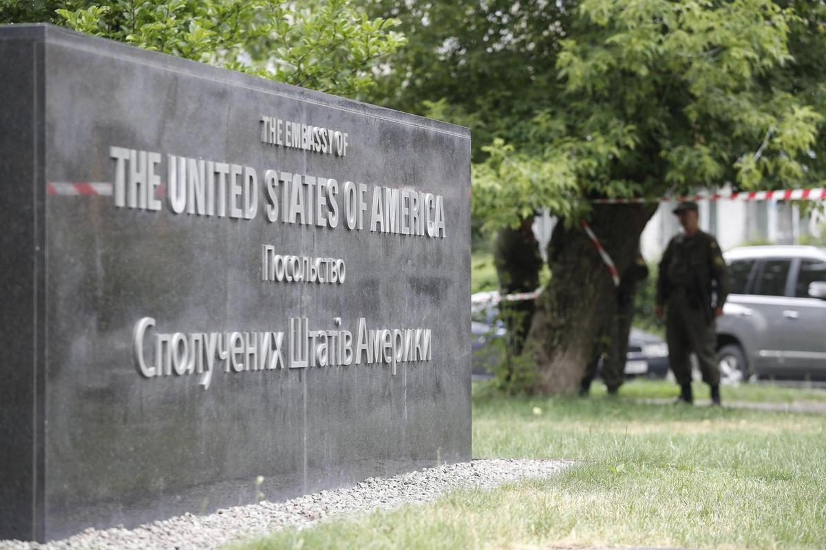 Els EUA i el Regne Unit comencen a organitzar la sortida dels seus diplomàtics i familiars de Kíev