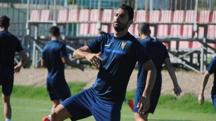 El delantero Arturo, durante un entrenamiento del conjunto universitario.