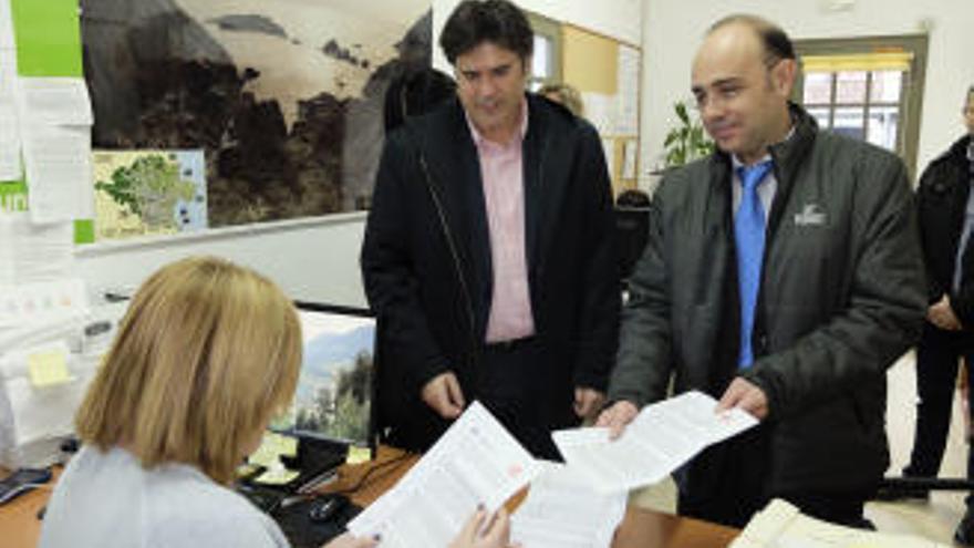 Pere Vila (a l´esquerra) i Francesc Guisset entrant la moció de censura