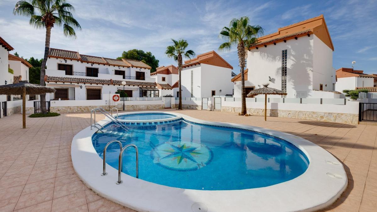 descubre esta casa con piscina a la venta en Orihuela descubre esta casa con piscina a la venta en Orihuela