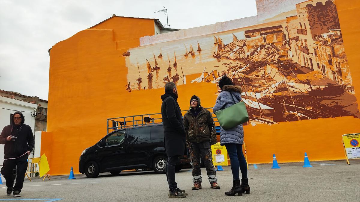 D&#039;esquerra a dreta, Fran Arnau, director del festival ÍTACA; l&#039;artista Roc Blackblock i la segona tinent d&#039;alcalde de l&#039;Ajuntament de l&#039;Escala, Marta Rodeja