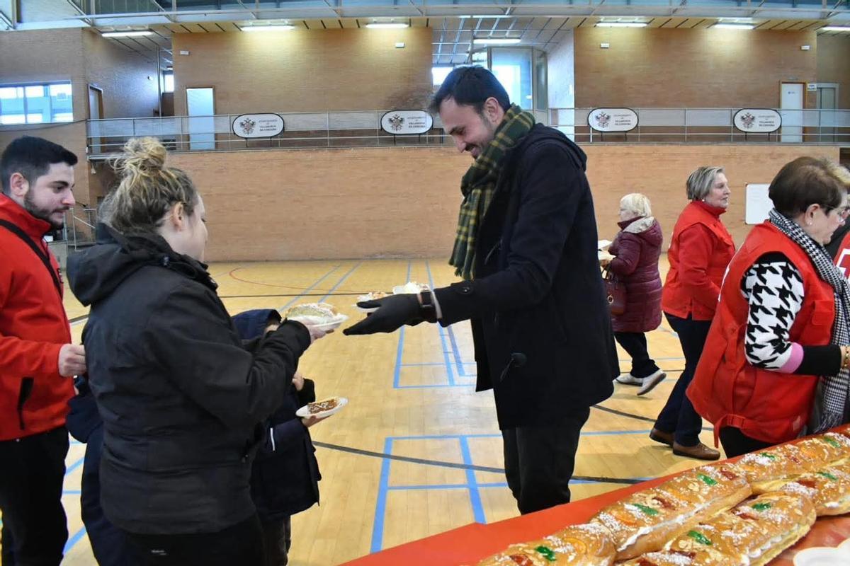El alcalde de Villlanueva de Córdoba reparte el roscón a los vecinos.