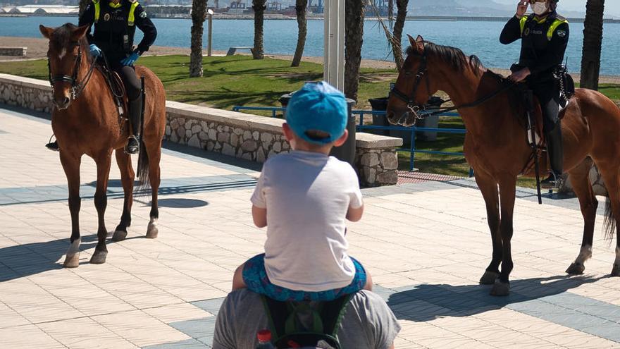 Un niño, en una playa de Málaga