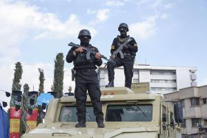 Dos soldados iraníes, este miércoles en Teherán en el funeral del comandante Alireza Tangsiri.