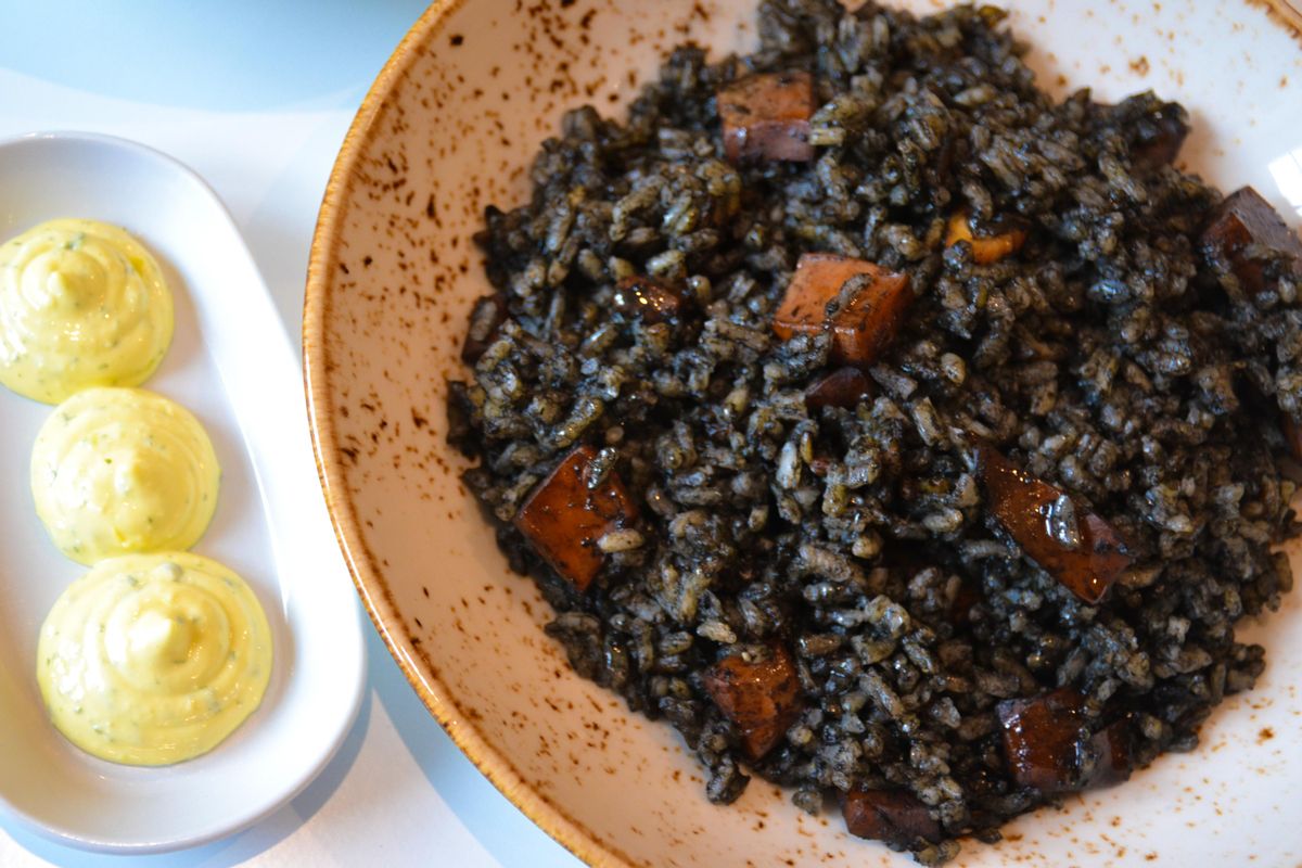 Arroz con calamares en su tinta.