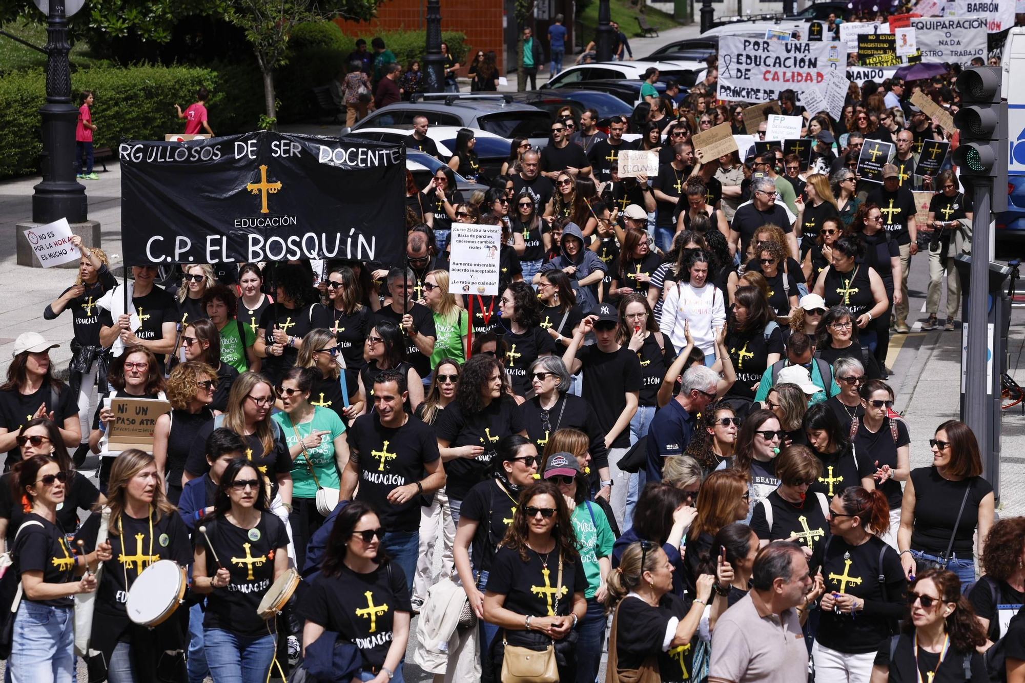 EN IMÁGENES: Cientos de profesores se manifiestan en Oviedo en la cuarta jornada de huelga