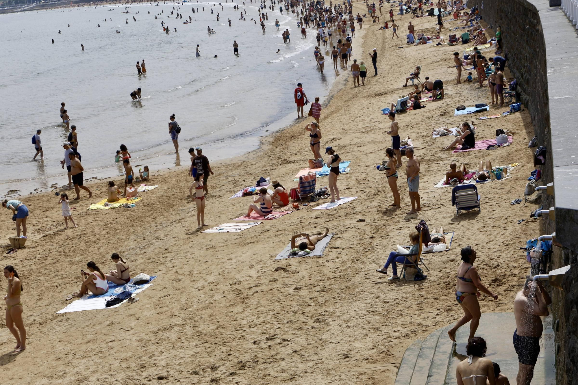 Ni la arena ni las medusas... esto es lo que más preocupa a los bañistas de la playa de San Lorenzo en Gijón (en imágenes)