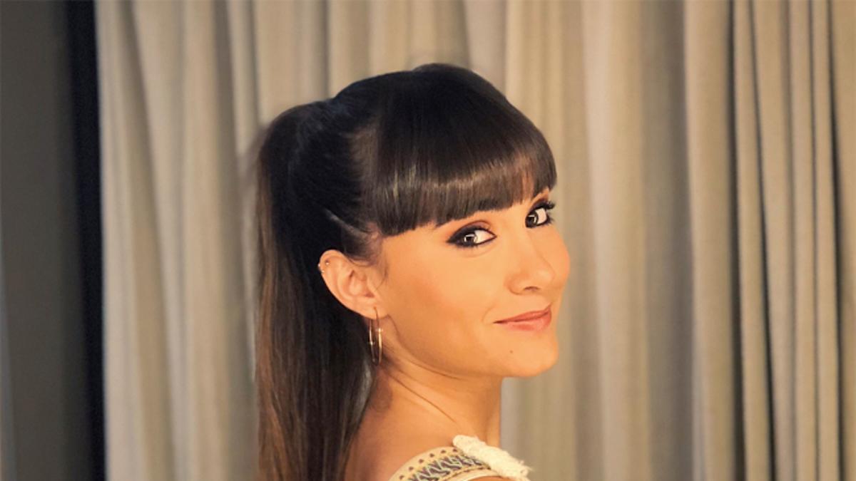 Aitana Ocaña con vestido blanco para el concierto de Luis Fonsi en Barcelona