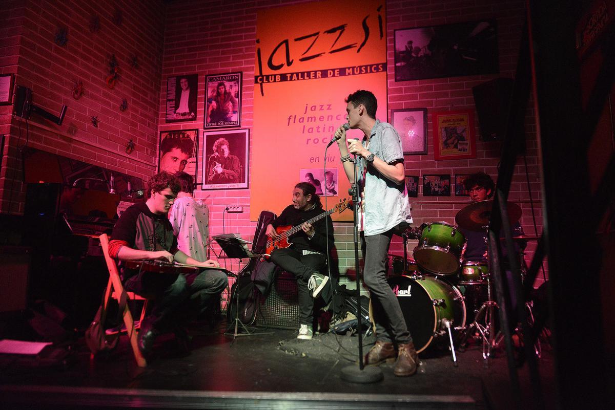 Música en directo, en el local Jazz Sí, en Barcelona.