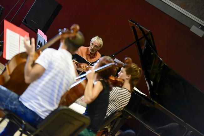 Ensayo de RED Beard con orquesta de cuerda en el ...