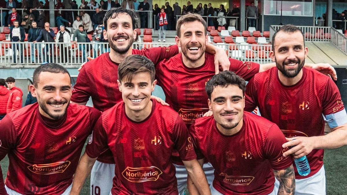 Los seis «veteranos», tras el partido contra el Barco.