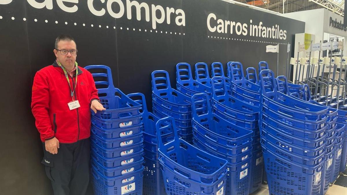 Agustín Sánchez Torinos, tras recoger las cestas en línea de caja.