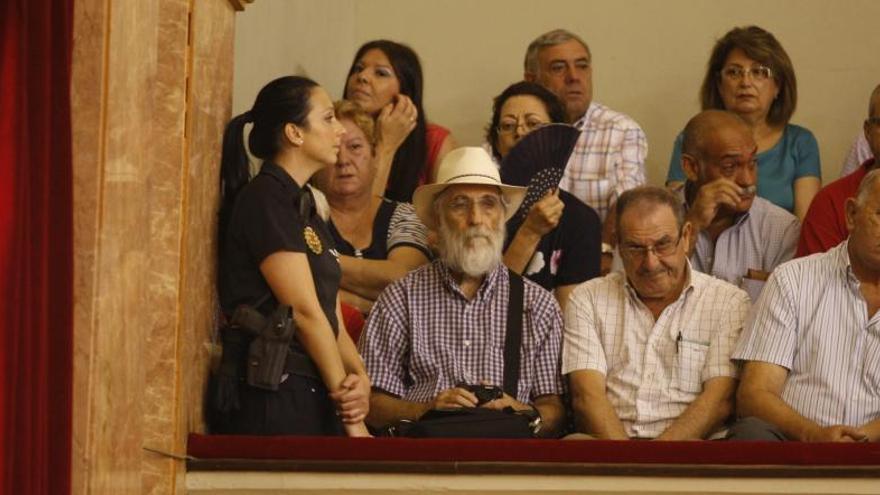 Una agente, junto a vecinos que fueron a escuchar el Pleno.