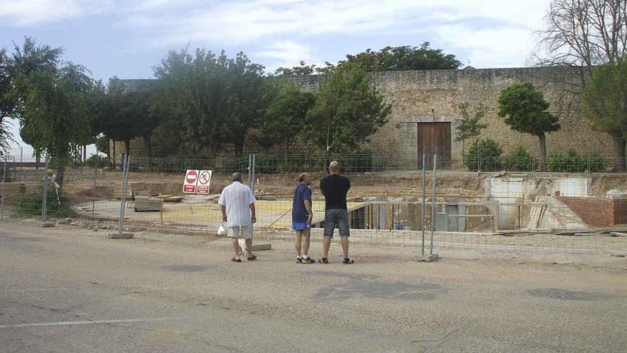 Tres vecinos contemplan las obras que se están ejecutando en la plaza de San Agustín. Foto