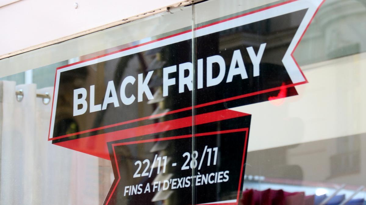 Pla detall d&#039;un cartell en una botiga del centre de Sabadell en el Black Friday.