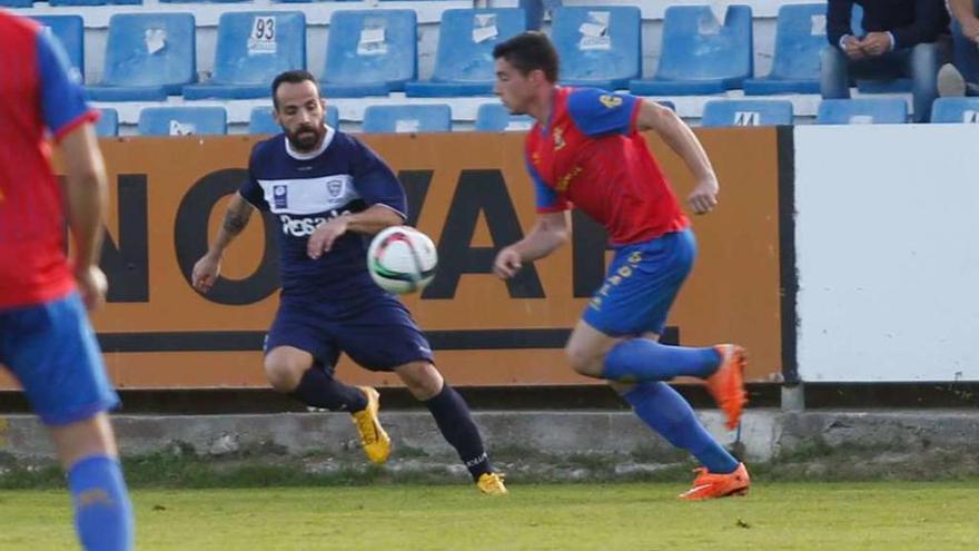 Omar Sampedro pelea un balón con un jugador del Condal.