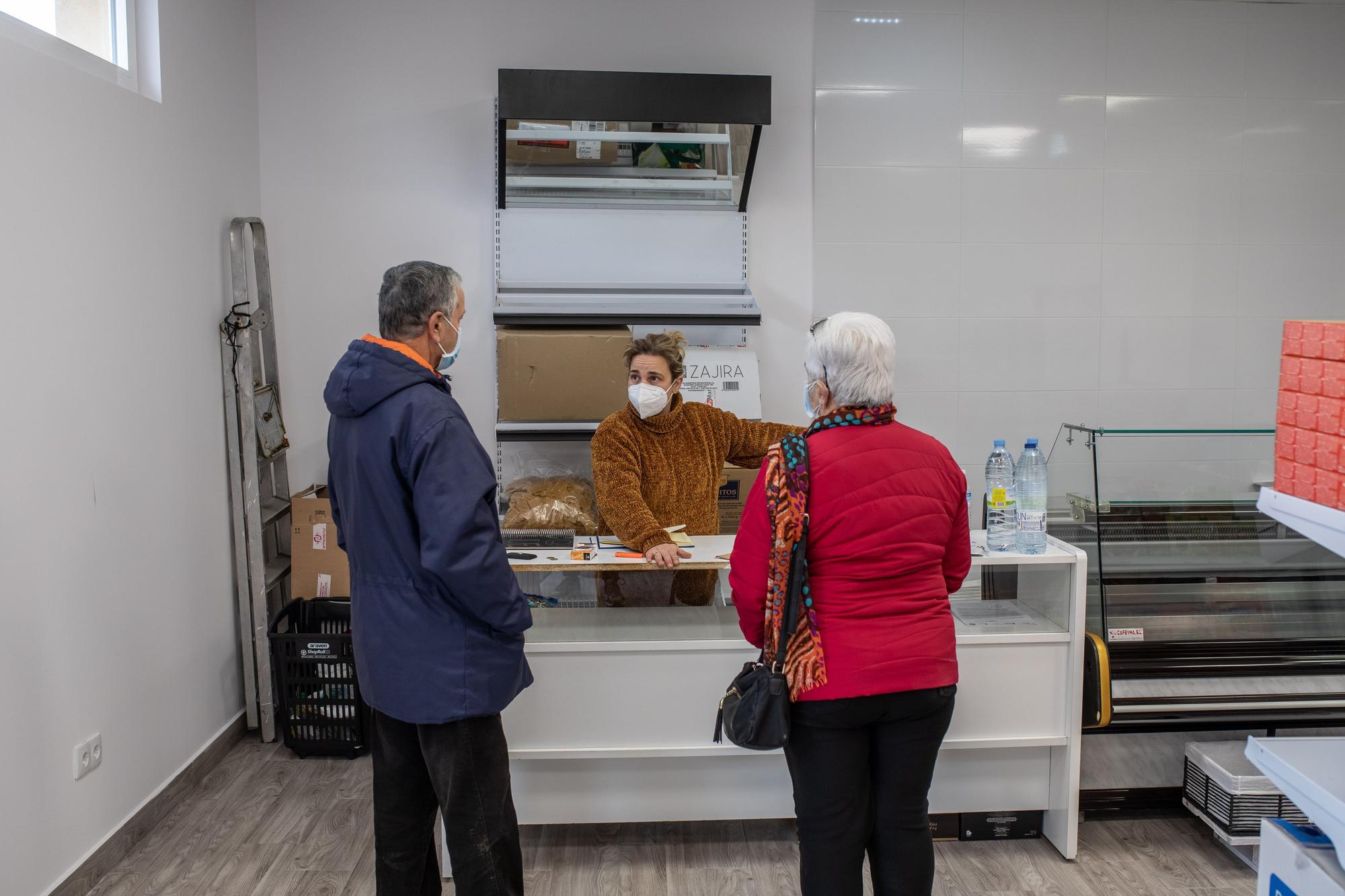 Y El Pego vio la luz al iluminarse su único y nuevo comercio